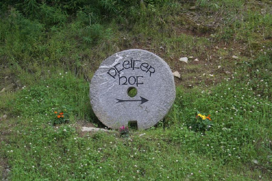 Pfeiferhof Hofeinfahrt Mühlstein